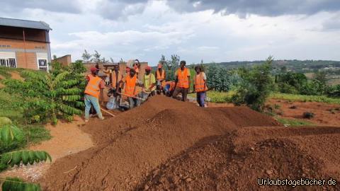Viele Handwerker: Auch die Erdarbeiten werden in Handarbeit gemacht