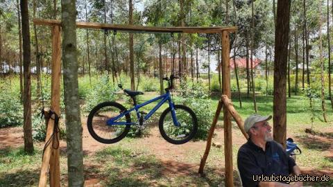 Aufhängevorrichtung: Der improvisierte Arbeitsplatz, der an einem Tag gebaut wurde! 