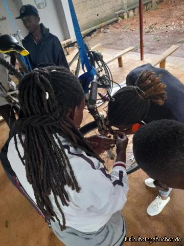 Ende 1. Kurs: Die Montage der Bremsschuhe erfordert einige Geschicklichkeit mit den 10 Fingern, um die 7 Teile am schwankenden Rad anzubringen!