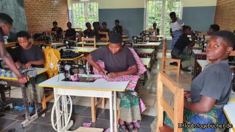 Die Schneiderei: Die angehenden Schneiderinnen bei der Arbeit!