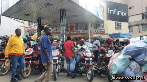 VERKEHR Kigali: Irgendwie findet jeder ein Plätzchen!