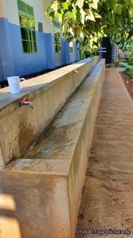 Handwaschbecken!: lange Rinnen mit Wasserhähnen zum Händewaschen neben dem Speisesaal!