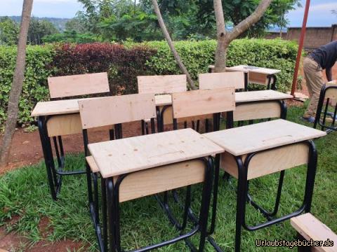 Fast fertige Tische: Tisch und Sitzbank für die neue Schule sind fast fertig.