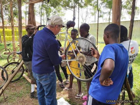 Unterweisung Werner: Die Women bicycle group wird  hier von Werner geschult!