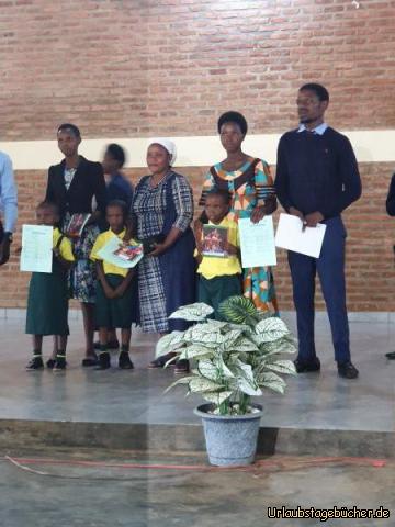 Abschlussfeier9: Danach gab es Zeugnisse, einen Malblock und Buntstifte!