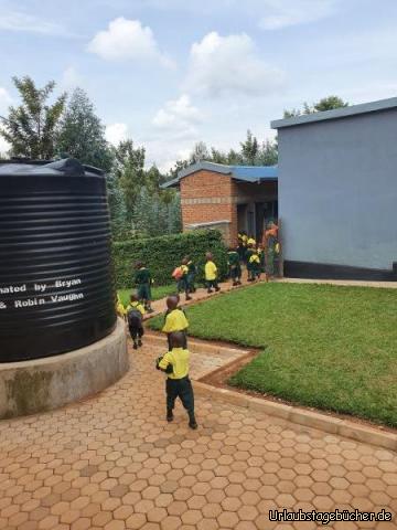 Abschlussfeier 7: Und danach ab zur Toilette und zum Händewaschen!