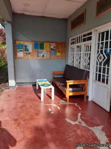 Außen 3: "Wohnlicher" und für die Kunden einladend und informativ: der Eingangsbereich