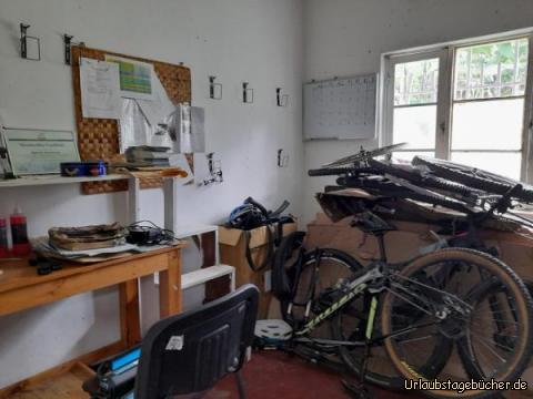 Lagerraum 0: Die Wand links vorher ...