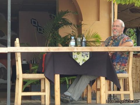 Restaurant 3: Bei einem Bierchen warten wir geduldig auf das garantiert frisch und extra für uns zubereitete Essen.