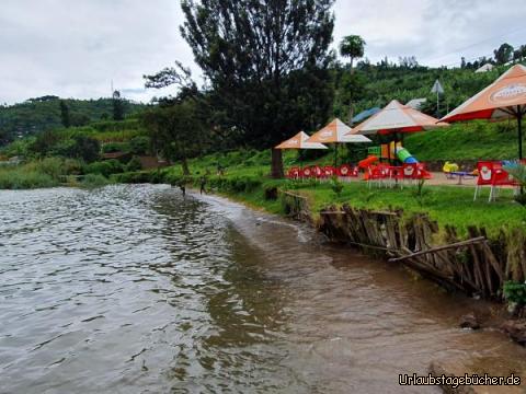 Restaurant 2: Wir sitzen direkt am Ufer des Kiwu-See's, nebenan ist ein extra-Spielplatz für die Kinder angelegt.