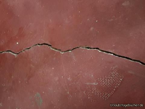 Risse 3: ...und allen Böden!