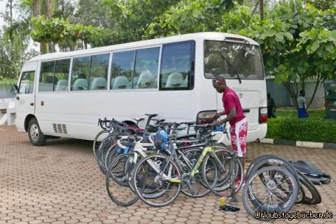 nach Gisenyi: 9 Räder, 14 Personen und Taschen: nach 2 Stunden sind wir abfahrtbereit.