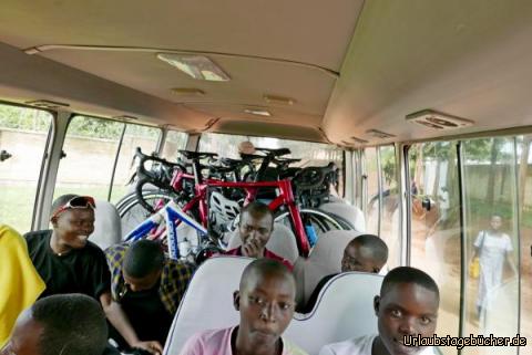 Gisenyi 2: Bei lauter Musik singen die girls die aktuellen Hits mit!