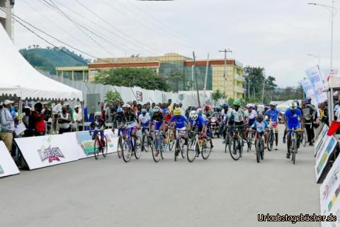 Rennen 5: Es geht los: der jüngste Rennfahrer ist geschätzt 9 Jahre alt!