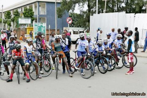 Rennen 8: Der Trainer gibt letzte Anweisung vor dem Start der Junioren