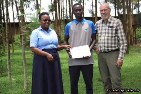 Abschluss 2: Hier ist die Sekretärin der Schule (und des FrauenRennradTeams) Innocente Uwamahoro, der Sportlehrer Vivien und "Mr. Pedalo" bei der Übergabe der "Certivicates"