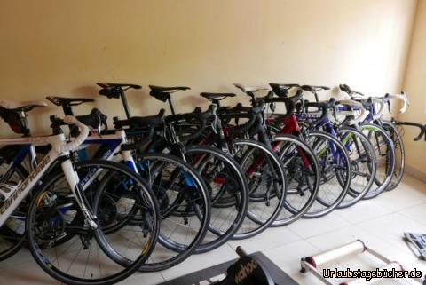 Situation zu Beginn: Die  Rennräder, zurück und geputzt vom gestrigen Training