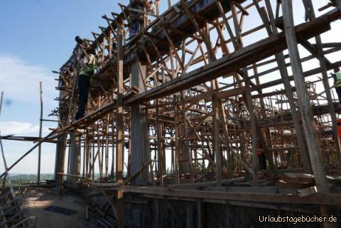 Baustellen 4: Sieht zwar wackelig aus, hält aber! So wachsen Die Schalungen für Stützen und Träger in die Höhe.