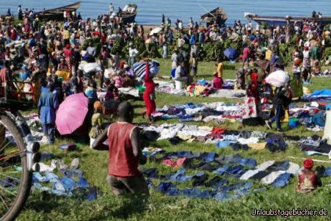 Markt Rubavu 1: Ab 6 Uhr morgens herrscht reges Treiben zwischen Straße und Strand