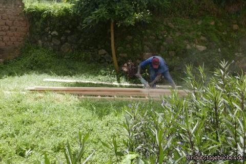 Schreiner 3: Alles wird am Boden erledigt! Immerhin kann er für das Schleifen der Bretter von irgendjemandem einen Trennschleifer ausleihen. Die Schleifscheiben und Nägel und Schrauben kauft er, als er von mir 12 Euro erhält, zuerst mal in der Stadt ein (was etwa 2 Stunden dauert).