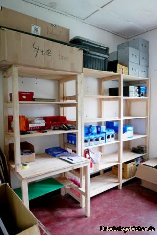 neues Regal 3: Nun geht es daran, das Regal mit den vorhandenen neuen Ersatzteilen einzuräumen. Ich erkläre Kazu, dass es Sinn macht, die Teile auszupacken und sortiert nach Bike-Modellen ins Regal zu stellen. Dazu mache ich Listen für alle auch noch kommendenTeile incl. genauer Bezeichnung und Bestellnummer, damit beim Nachbestellen keine Fehler entstehen. Nun sieht es ganz manierlich aus und bleibt es hoffentlich eine gewisse Zeit .....