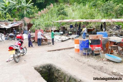 Schweisser 1: Hier ein kleiner Teil des Hofes. Das Loch im Vordergrund ist kein Grab,sondern eine Grube, um Autos von unten zu reparieren - eine Hebebühne kann sich niemand leisten!