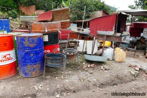 Schweisser 2: Hier wird aus alten Fässern und Blechen aller Art Neues geschaffen: Blechkisten für die Kleidung (anstatt Schränken), kleine und größere Öfen, Gartengrill ...
