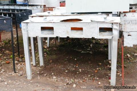 Blechner 7: Sogar solche Herde für 3 Töpfe werden aus alten Blechen hergestellt!