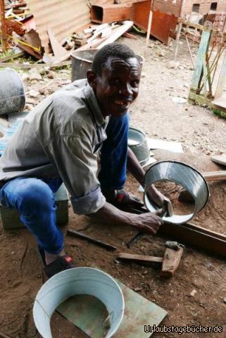 Blechner 5:  Nun wird noch der Rand für den Boden geformt.
