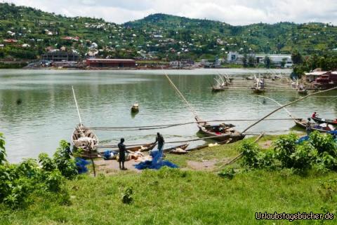 kivu3: Im Hintergrund die große Brauerei (rechts, weiß), die ganz Ruanda beliefert, Marktanteil geschätzte 80%; links das braune Gebäude und drumherum entsteht der neue Hafen für die Frachtschiffe (vor allem Baustoffe) hinüber in den Congo.