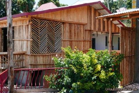 kivu4: Kazu zeigt uns ein fast fertiges Guesthouse: wunderbar gelegen mit weitem Blick über den See.