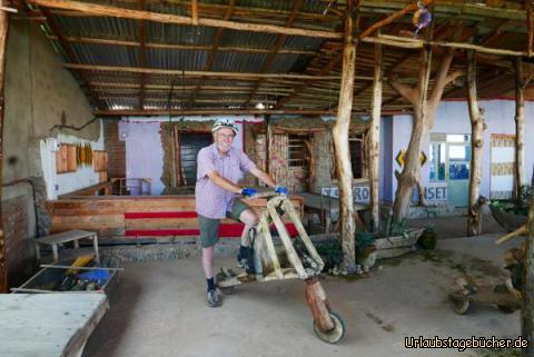 kivu5: Niemand ist anwesend, nichts ist abgeschlossen, wir können auf die Terasse gehen und einen Roller testen "made in Rwanda"