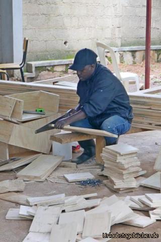 Möbelbau: Bretter für den Unterbau werden zurechtgesägt
