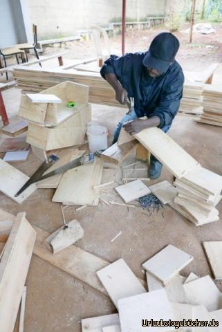 Möbelbau 4: Mit großen Zimmermannsnägeln werden die Teile zusammengefügt