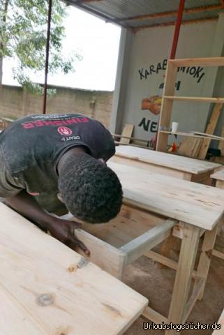 Möbelbau 9: Nachdem sie sauber rundum geschliffen wurde passt sie auch