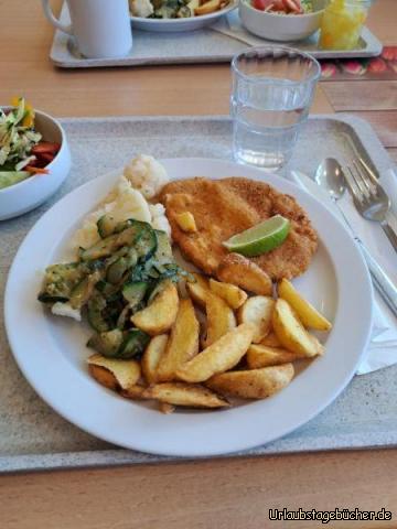 Mittagessen : Schnitzel, Kartoffelwedges, Zucchini, Blumenkohl 