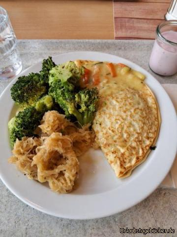 Mittagessen : Pfannkuchen,  Sauerkraut, Brokkoli 