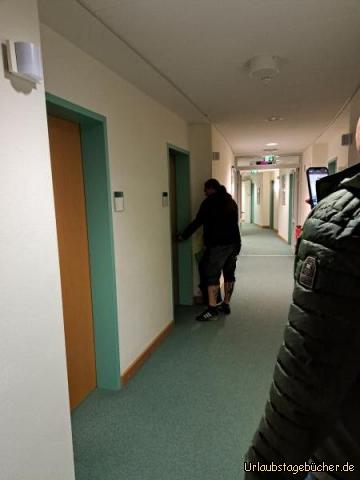Klinik: Robert an seiner Tür mit Wuddo Puppe