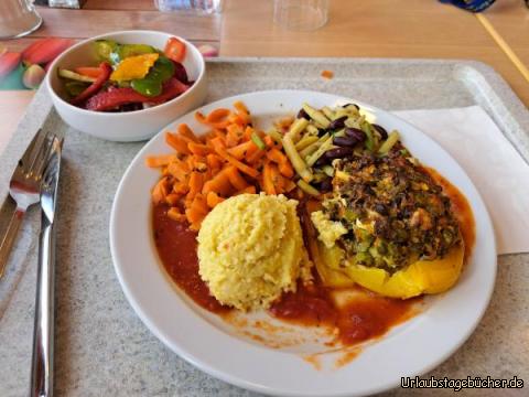 Mittagessen : Gefüllte Paprikaschote mit Hirtenkäse, Erbsen, Tomatensoße und Hirserisotto
Möhren Gemüse und Bohnengemüse 