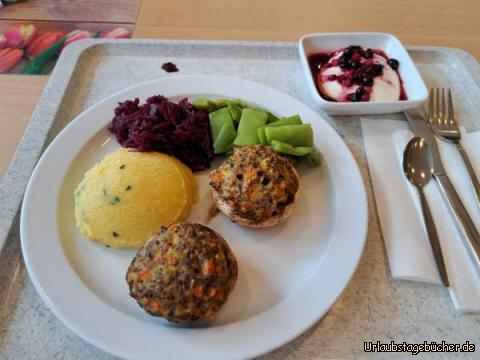 Mittagessen : Gefüllte Champions mit Polenta, Rothkohl, Kaiserschoten 
Bayrische Creme mit Beeren