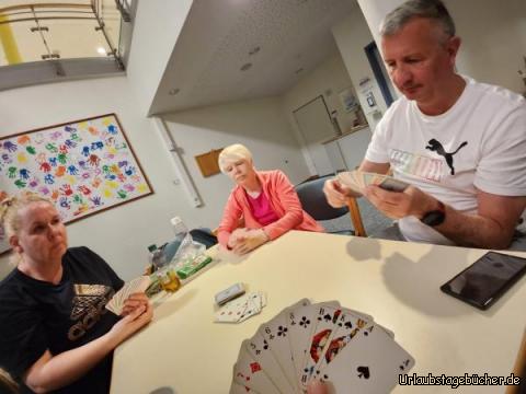Karten spielen: Kathi, Anni, Frank