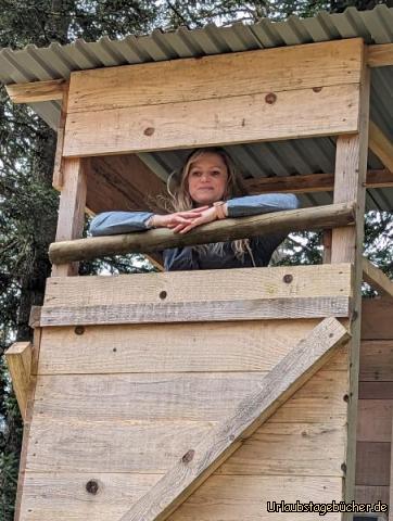 Wanderung Antonius Hütte2: Katja auf Hochsitz 