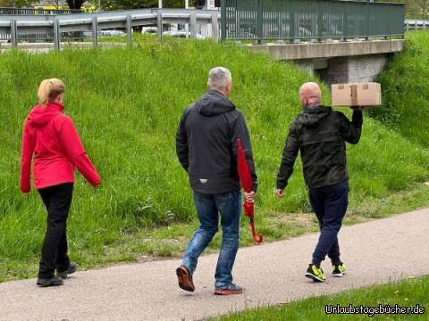 Paket zur Post bringen : Maren, Matze mit Paket, Frank 