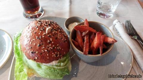 Wildburger m. Preiselbeeren, Eisbergsalat,Süßkartoffelpommes: Wildburger m. Preiselbeeren, Eisbergsalat,Süßkartoffelpommes