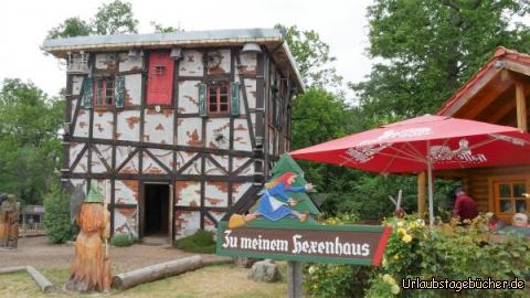 Das Hexenhaus: Das Hexenhaus steht nach einem milungenen Zauberspruch auf den Kopf