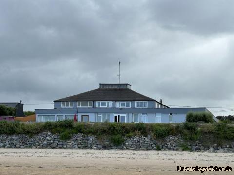 Beach: …unser Apartement ist der rechte Teil..