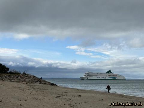 Beach: …grosse Schiffe legen in Rosslare Harbour an…