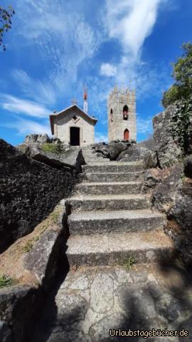 Kapelle mit Turm auf den Felsen: Kapelle mit Turm auf den Felsen