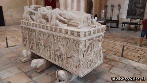 Grabstein der "Ines de Aragon" : Grabstein von "Ines de Aragon" in der Klosterkirche von Alcobaca