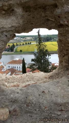 Blick durch die Ruinenmauer: Blick durch die Ruinenmauer
